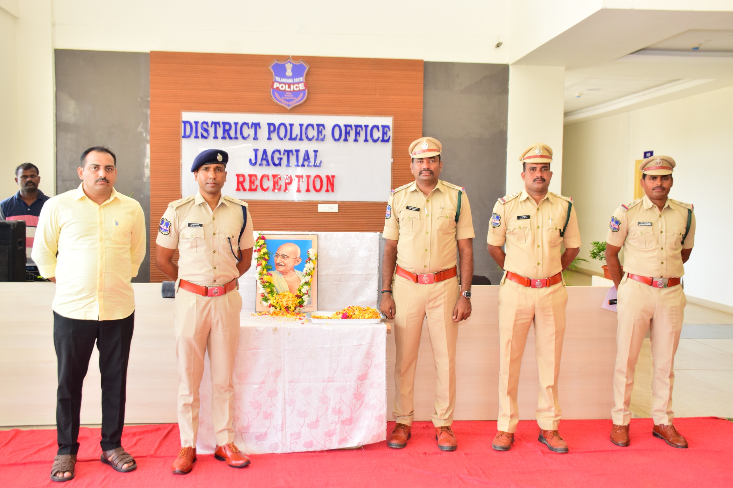అహింసతోనే అఖండ భారతావనికి స్వాతంత్ర్యం తెచ్చిన మహనీయుడు గాంధీజీ: జిల్లాఎస్పీ అశోక్ కుమార్